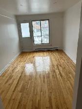 Grand 4 1/2  a louer dans secteur tranquille