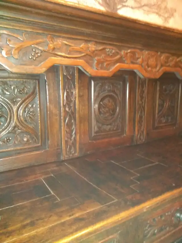 Beautifully carved antique sideboard - Photo 2