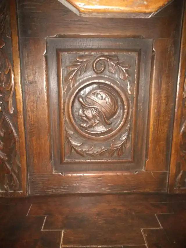 Beautifully carved antique sideboard - Photo 3