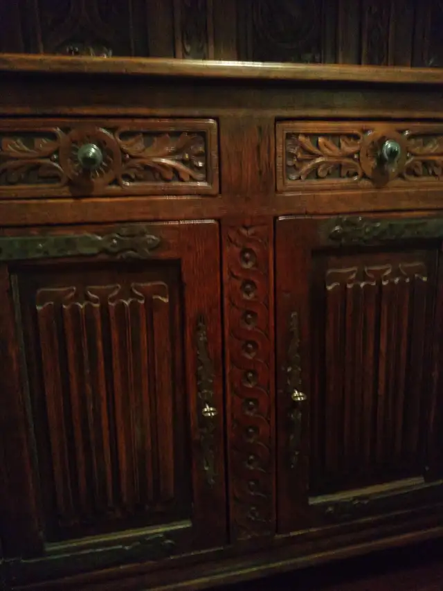 Beautifully carved antique sideboard - Photo 5