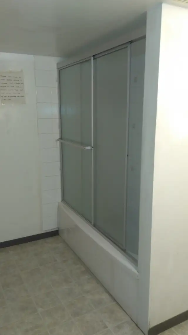 11819-129 Ave furnished room for rent - Photo 2