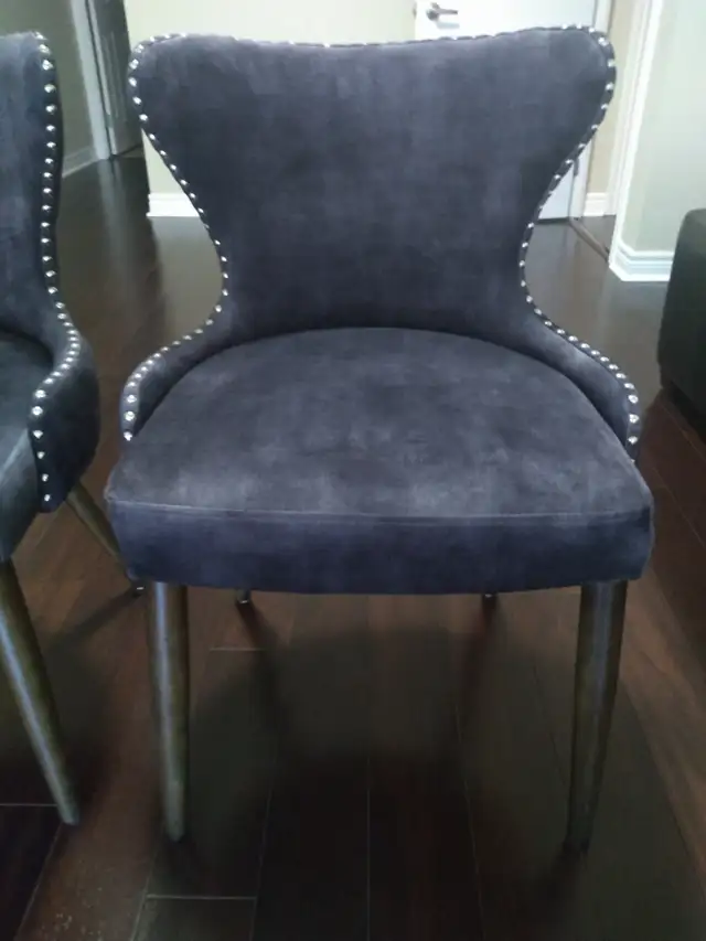 Solid wood dining table with two upholstered grey chairs - Photo 3
