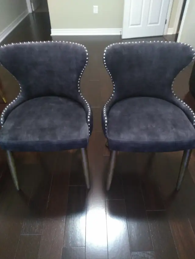 Solid wood dining table with two upholstered grey chairs - Photo 4