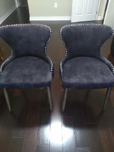 Solid wood dining table with two upholstered grey chairs - Photo 4