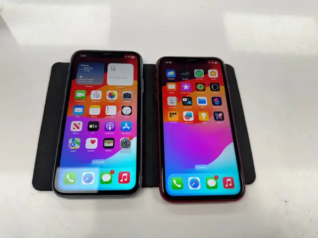 Unlocked Apple Iphone XR with 1 year warranty
