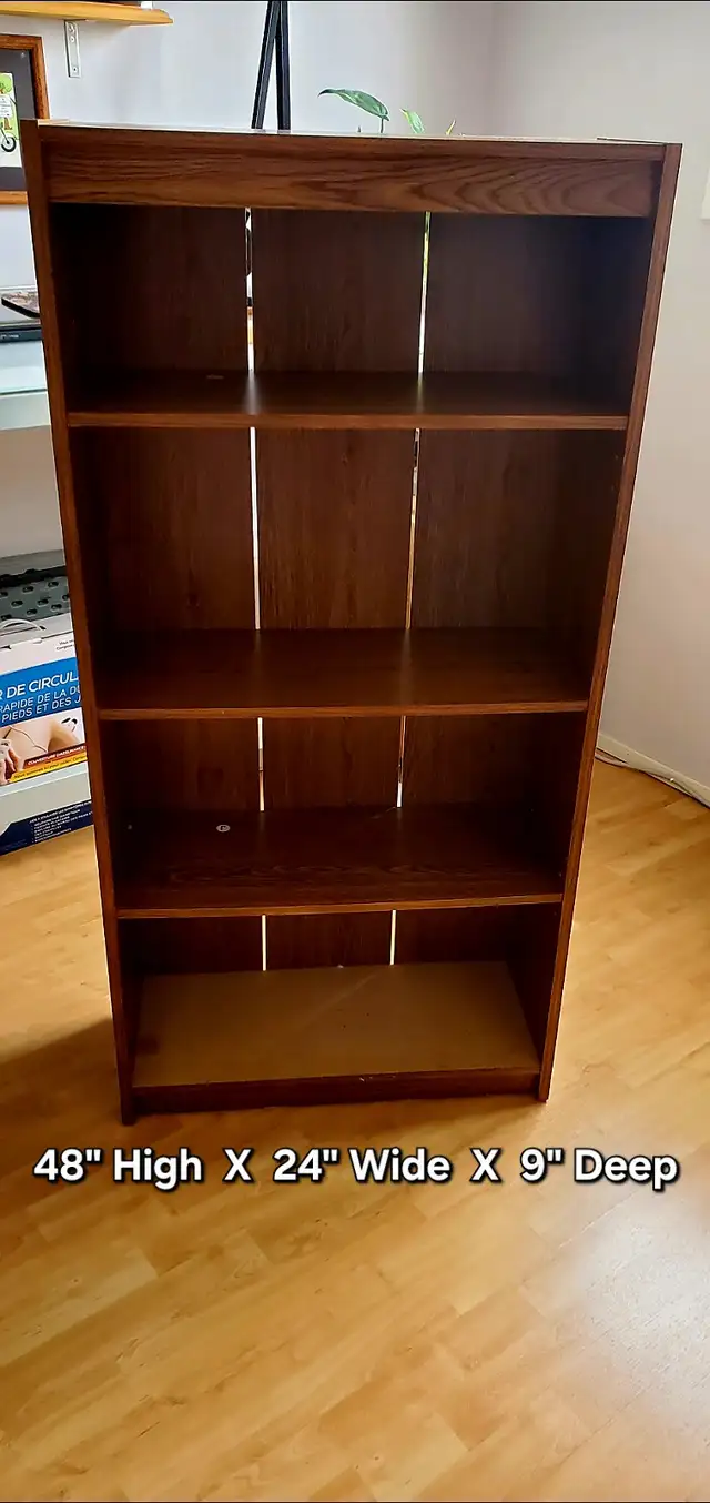 Bookcase to give away. Good condition, Free