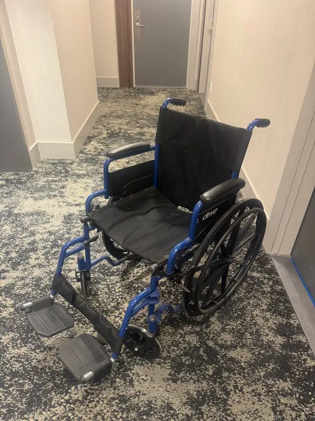 DRIVE MEDICAL WHEELCHAIR 18 INCH DELIVERY INCLUDED