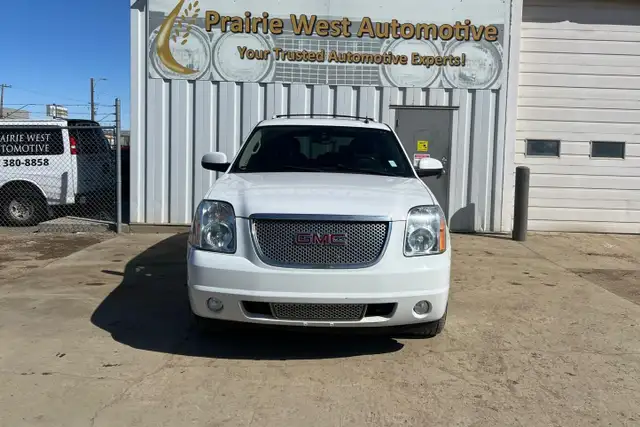 2013 GMC Yukon Denali AWD - Photo 2