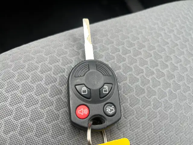 2017 Ford Escape SE | 4WD | 2.0L | CLEAN CARFAX | CAR-PLAY | BLU - Photo 26