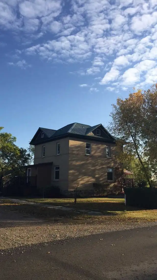 Beautiful character home in Elkhorn - Photo 2