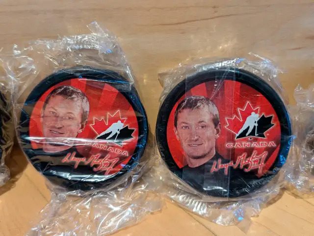 5 – Piece McDonald’s 2002 Sealed Team Canada Pucks - Photo 3