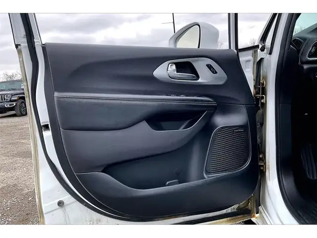 2019 Chrysler Pacifica Limited S App 8Seat | Theatre Group | AS - Photo 18