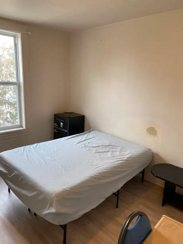 Laval Chambre à louer/room for rent
