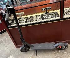 Like New 5th Wheel v40pro 800watt Electric Scooter /w Charger