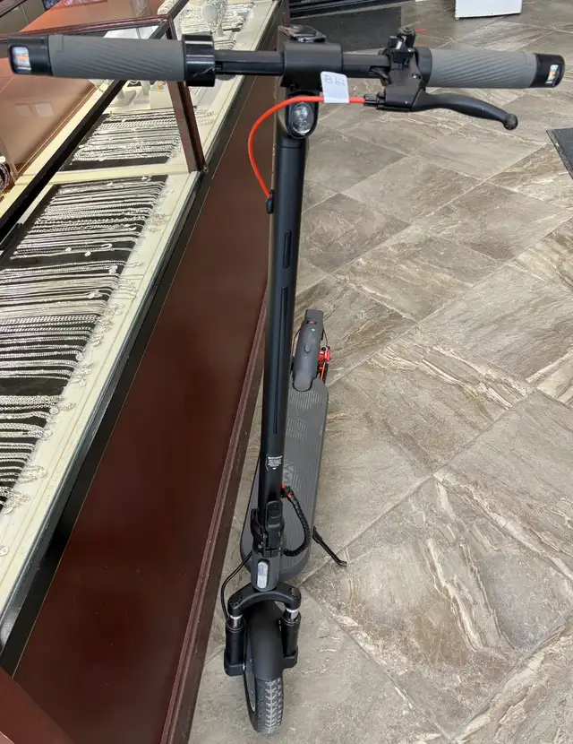 Like New 5th Wheel v40pro 800watt Electric Scooter /w Charger - Photo 2
