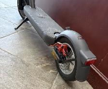 Like New 5th Wheel v40pro 800watt Electric Scooter /w Charger - Photo 3