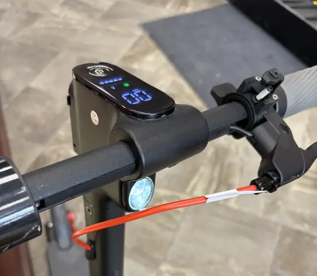 Like New 5th Wheel v40pro 800watt Electric Scooter /w Charger - Photo 4