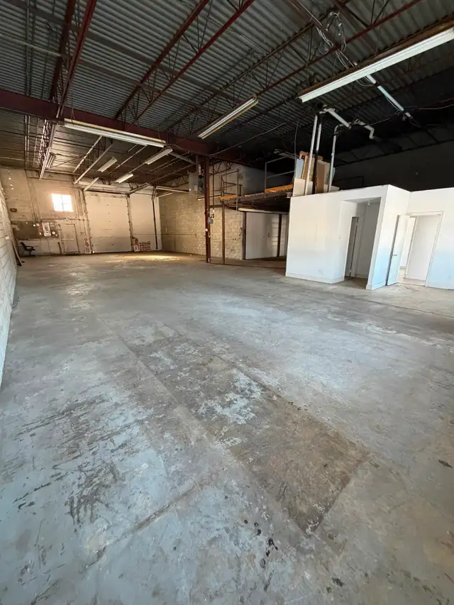 Warehouse for rent / entrepôt à louer - Photo 3
