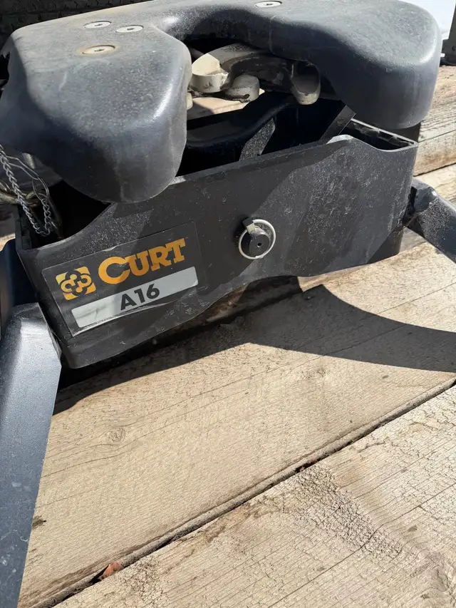 Like New 5th Wheel Curt Hitch