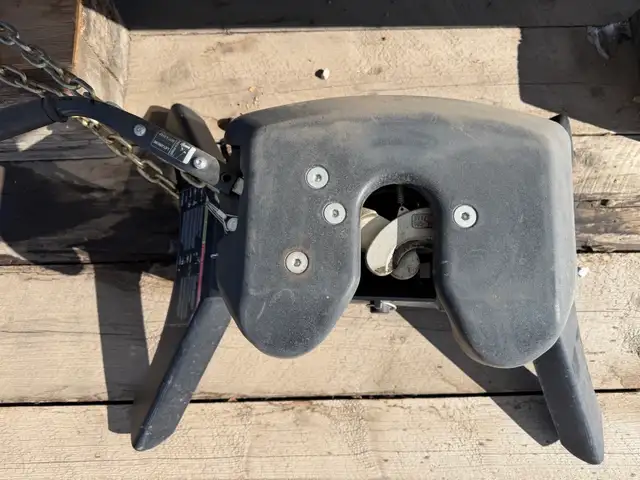 Like New 5th Wheel Curt Hitch - Photo 3