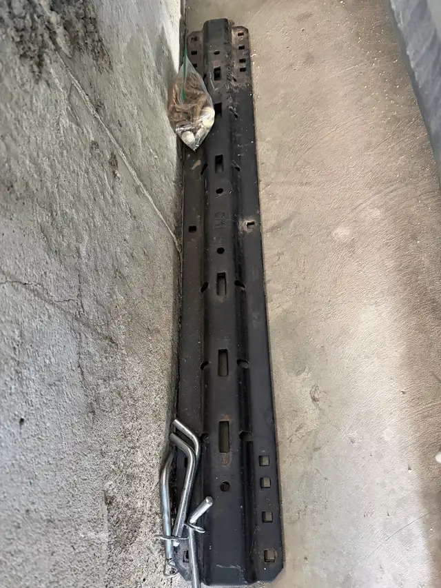 Like New 5th Wheel Curt Hitch - Photo 4