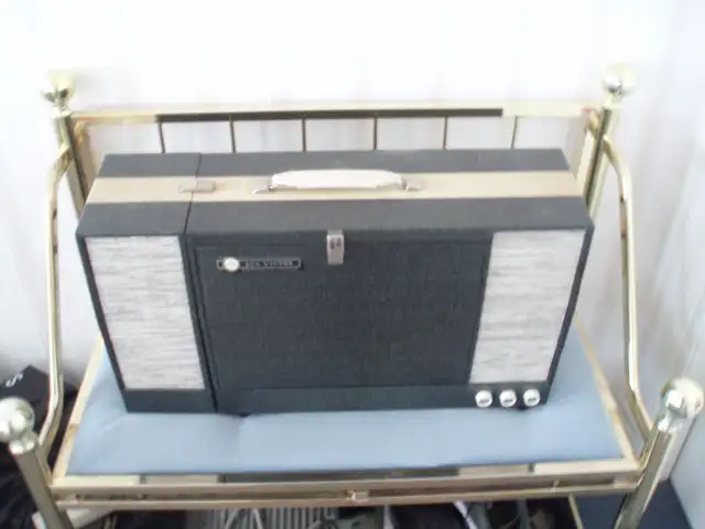 VINTAGE 1950'S RCA RECORD PLAYER - TURNTABLE