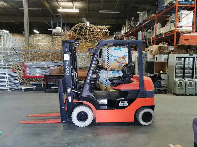 Toyota 5500lbs electric forklift reach 14.7 feet
