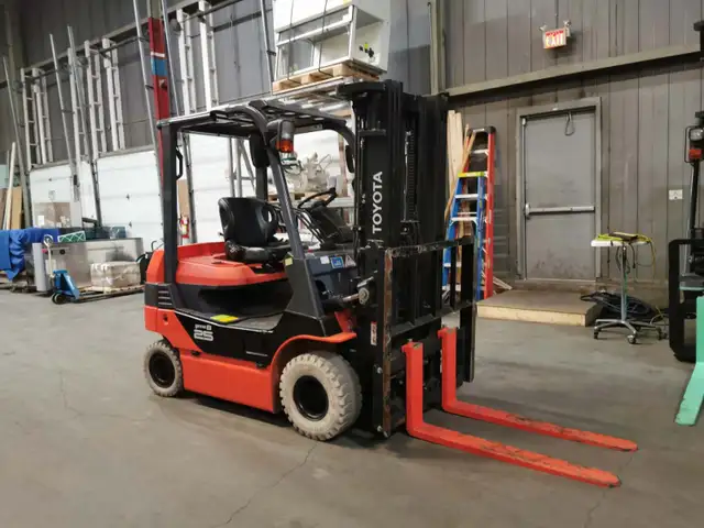 Toyota 5500lbs electric forklift reach 14.7 feet - Photo 4