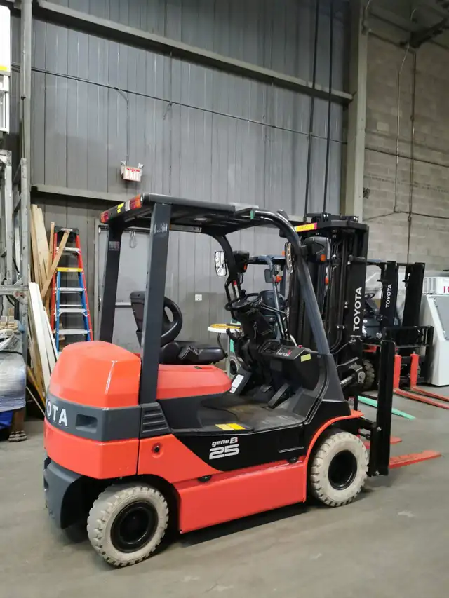 Toyota 5500lbs electric forklift reach 14.7 feet - Photo 6