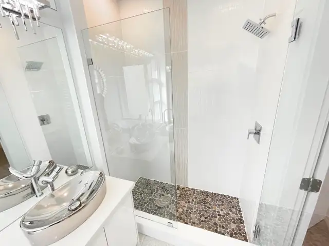 House 8 bdrm, 5 bath, 3 kitchens, 3,155 sqft built 2020 - Photo 7