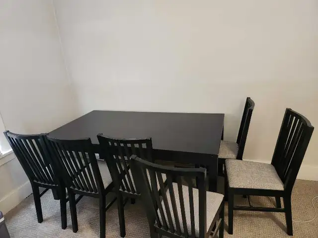 Dinning room Table incudes 6 chairs $400