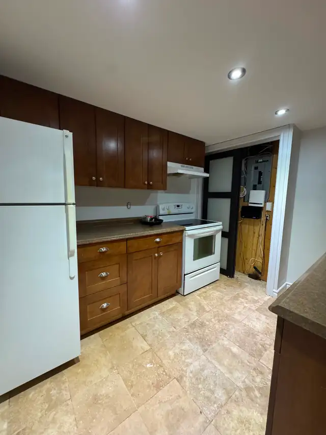 ATTN STUDENTS! DON’T MISS THIS RENTAL I Close to Everything ! - Photo 3