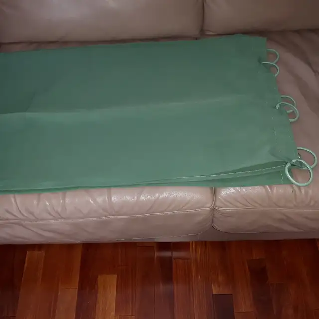 1 RIDEAU DOUCHE NEUF VERT 72'HAUTx36'LARGE SES CROCHETS $15.00