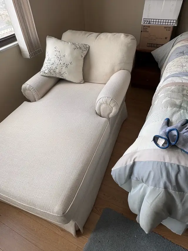 Free delivery used Cream Chaise Lounge Chair - Photo 2