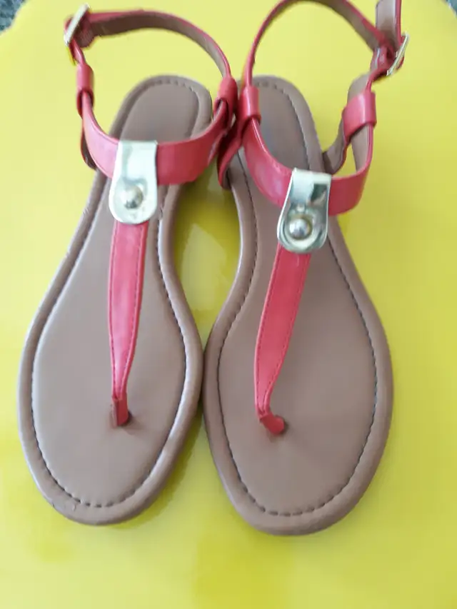 UNE PAIRE DE SANDALES STYLE&CO GR 7 FEM BEIGE, ORANGE OR $10.00