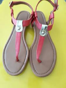 UNE PAIRE DE SANDALES STYLE&CO GR 7 FEM BEIGE, ORANGE OR $10.00