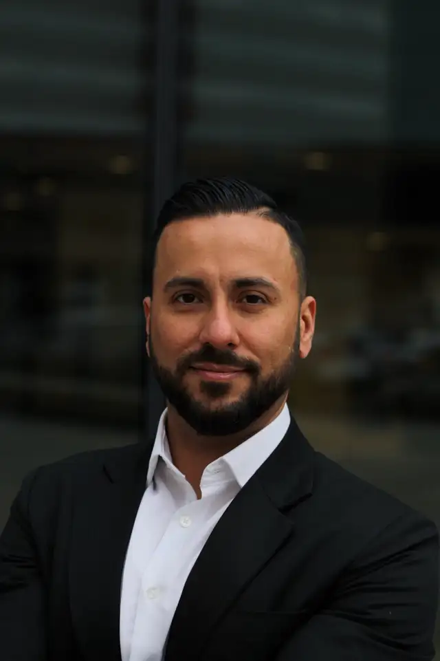 $50 Headshot Sessions in Calgary Alberta - Photo 4