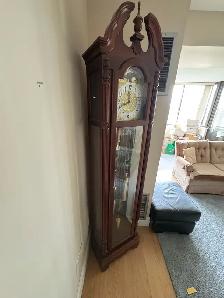 Free delivery used Howard Miller 'Jonathan' Grandfather Clock - Photo 2