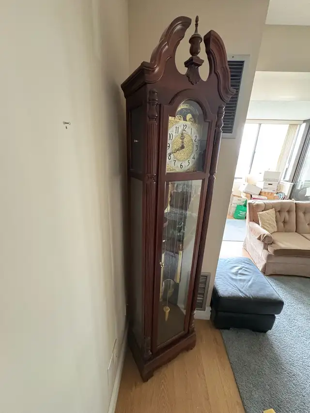 Free delivery used Howard Miller 'Jonathan' Grandfather Clock - Photo 3