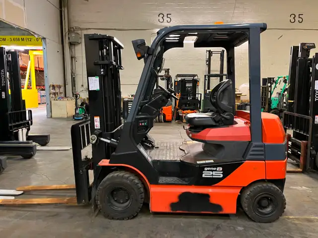 Toyota 5500lbs Electric Forklift - Photo 2