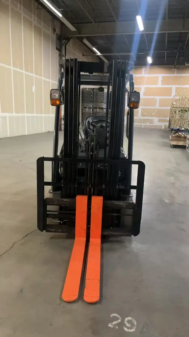 Toyota 4400lbs electric forklift reach 14.1 feet - Photo 2