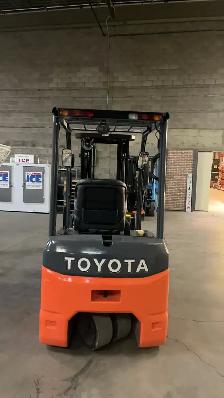 Toyota 4400lbs electric forklift reach 14.1 feet - Photo 3