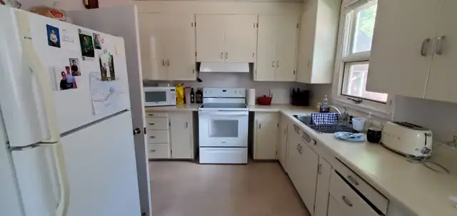 Main Floor, 2-Bdrm House in Varsity View , 5 min to U of S - Photo 4