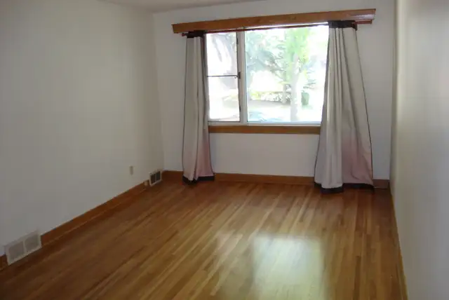 Main Floor, 2-Bdrm House in Varsity View , 5 min to U of S - Photo 6