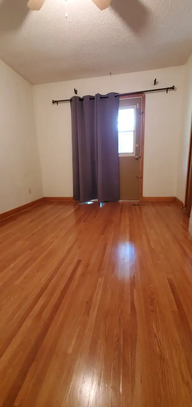 Main Floor, 2-Bdrm House in Varsity View , 5 min to U of S - Photo 8