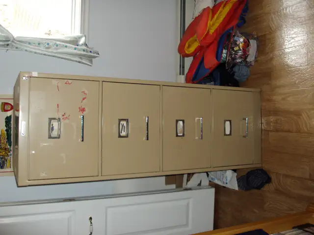 Used 4 door metal filing cabinet - Photo 2