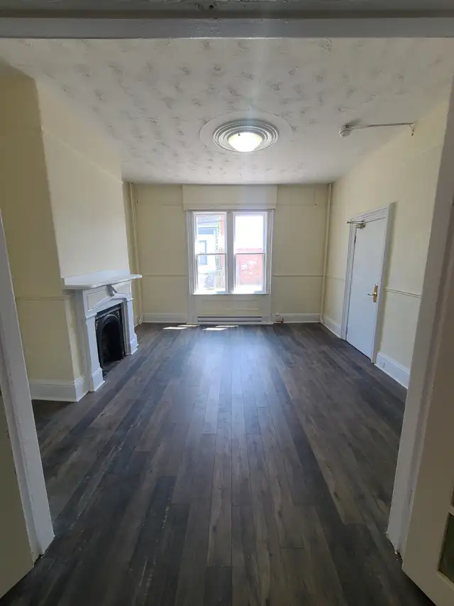 Downtown 1BR - Private Unit - Aug 1st - Heat & Water Included! - Photo 12