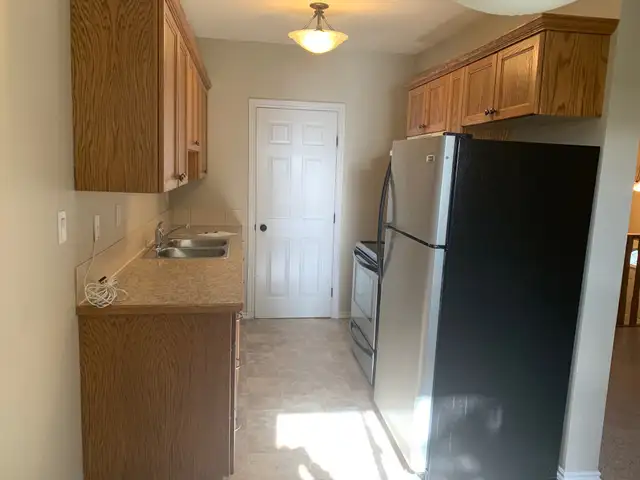 FANTASTIC LOCATION! Modern 2 Bedroom Unit ~ Washer and Dryer - Photo 4