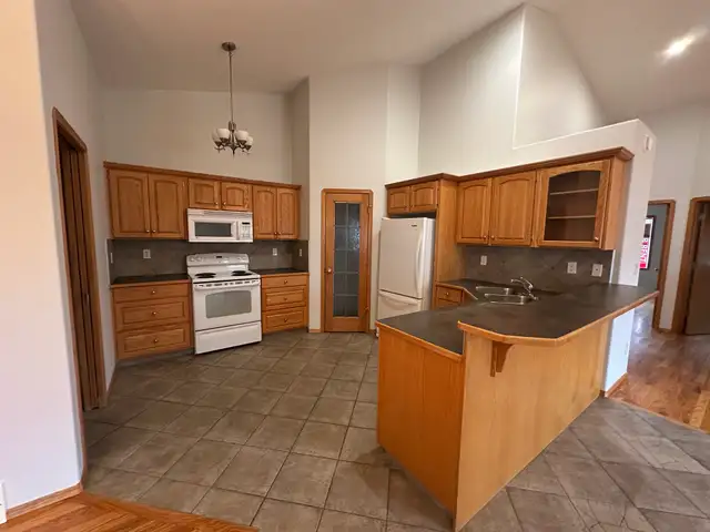 Double Attached Garage, Desirable Rosedale Duplex! - Photo 2