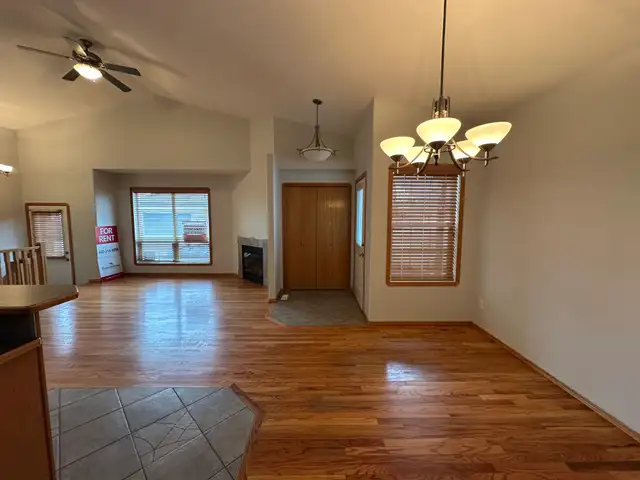 Double Attached Garage, Desirable Rosedale Duplex! - Photo 3